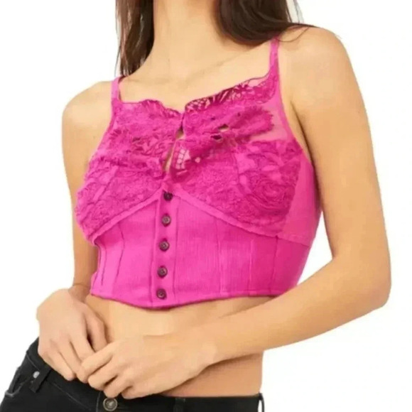 Free People Have My Heart Cami  🙌🏻✨⏰💭🤝⌛️ Eyelet Detail & sweet button detail - Picture 2 of 15